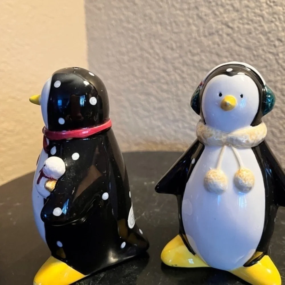 Salt an pepper shakers Penguins. Christmas decor